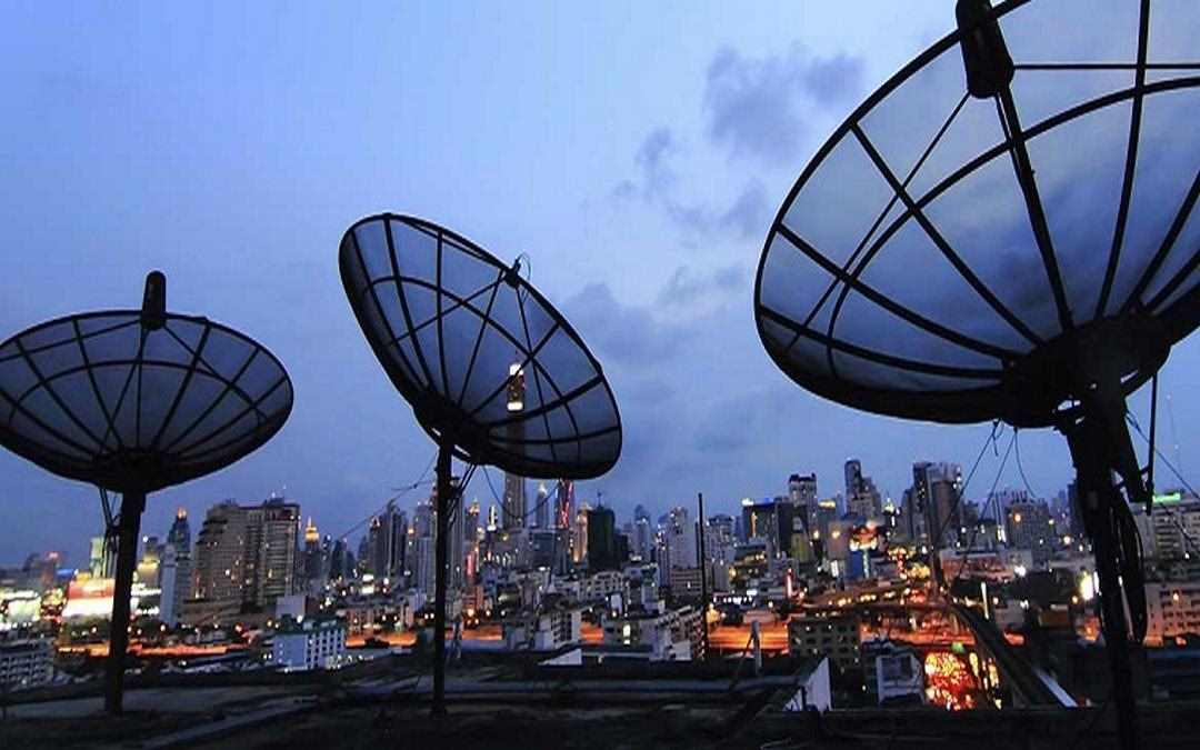 Chảo thu tín hiệu vệ tinh của thành phố